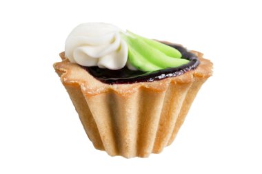 Kremalı ve böğürtlenli tart.