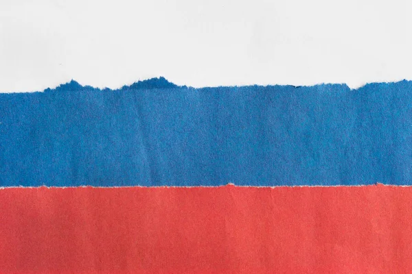 白色的蓝色和红色撕破的纸作为俄罗斯国旗的背景 — 图库照片