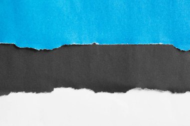 Estonya bayrağı olarak mavi siyah ve beyaz yırtık kağıt