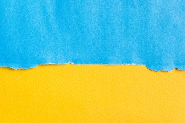 Arka plan olarak mavi ve sarı yırtık kağıt Ukrayna bayrağı