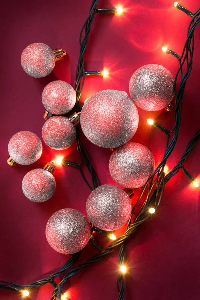 Rosa Weihnachtskugeln Und Led Lichter Auf Rotem Hintergrund — Stockfoto