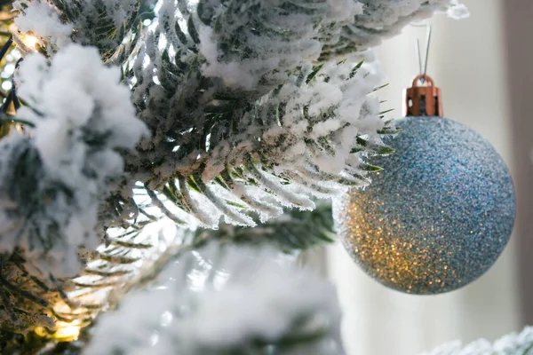 Blauwe Bal Opknoping Kunstmatige Kerstboom Tak Closeup — Stockfoto