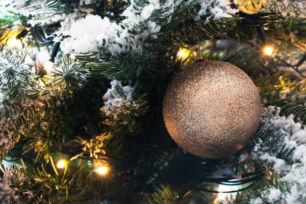 Gouden Bal Knipperende Lichten Kerstboom Closeup — Stockfoto