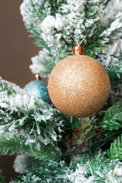 Gouden Bal Opknoping Kunstmatige Kerstboom Closeup — Stockfoto