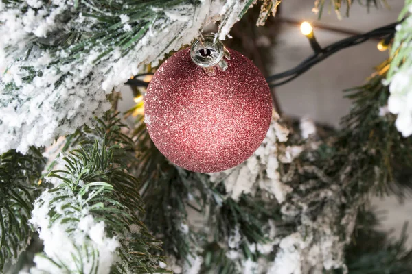 Boule Rouge Lumières Led Sur Arbre Noël Artificiel Gros Plan — Photo