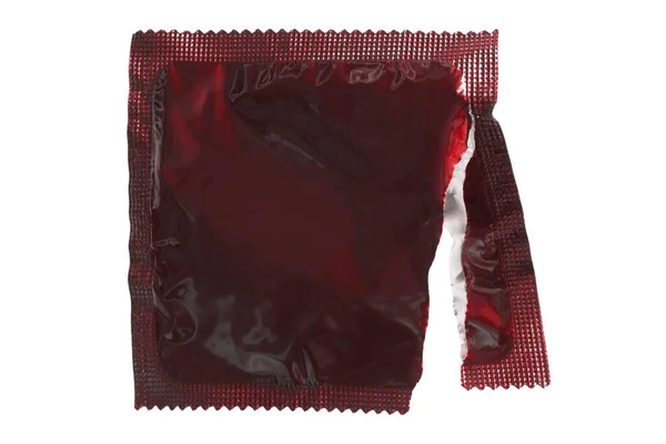 Σκισμένη Κόκκινη Συσκευασία Προφυλακτικού Απομονωμένη Πάνω Από Λευκό — Φωτογραφία Αρχείου