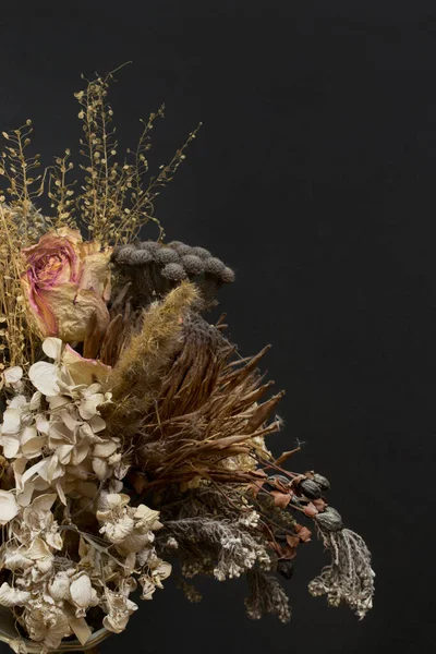 Strauß Getrockneter Blumen Auf Dunklem Hintergrund — Stockfoto