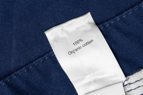 Ruházat Címkéjén Áll Hogy 100 Organikus Pamut Kék Textilháttérrel — Stock Fotó