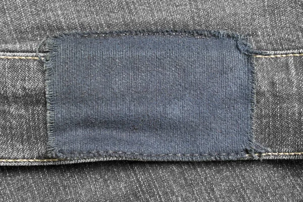 Parche Textil Blanco Sobre Fondo Denim Gris — Foto de Stock