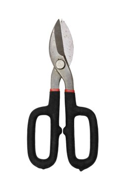 Beyazlar üzerinde izole edilmiş eski metal makaslar.