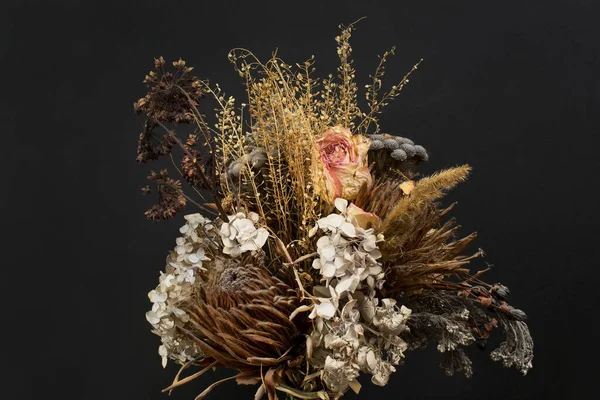 Schöner Getrockneter Strauß Von Blumen Und Kräutern Auf Dunklem Hintergrund — Stockfoto