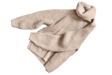 Beyaz üzerine bej örülmüş kaplumbağa yaka süveter.