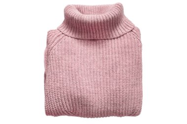 Katlanmış pembe yün süveter beyazın üzerine izole edilmiş.