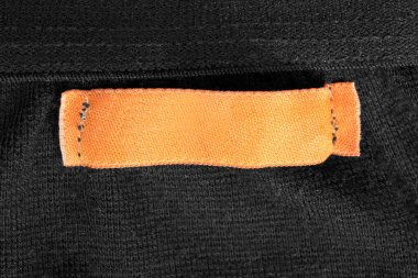 Siyah örgü arka planda tekstil sarı boş giyim etiketi