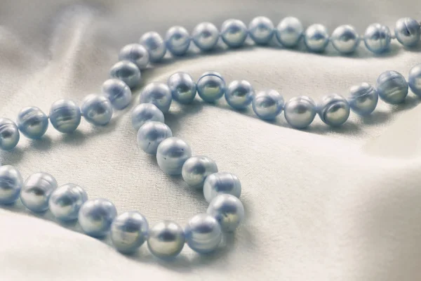 Pearl on silk — Stock Photo, Image