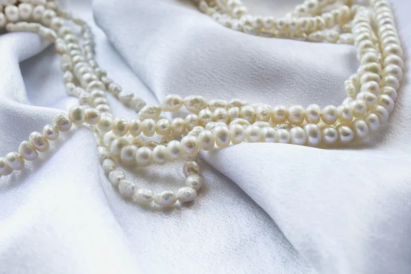 Perla sobre seda — Foto de Stock