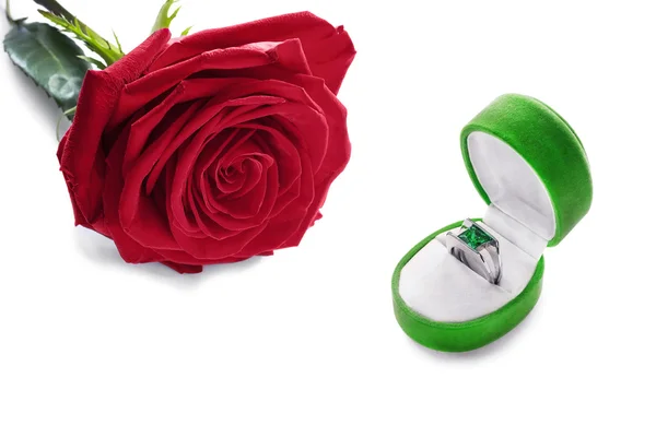 Ring und eine Rose — Stockfoto