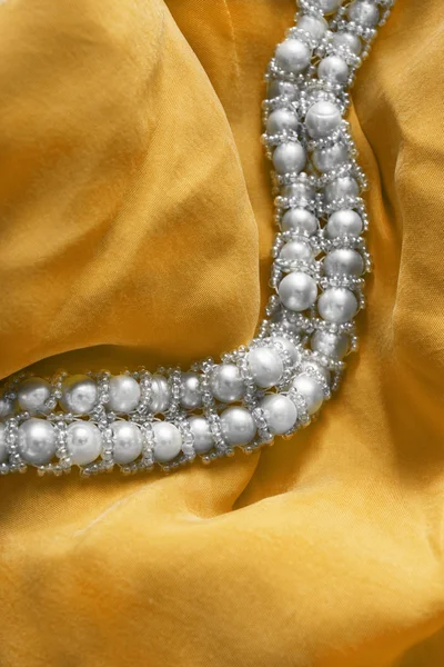 在丝绸上的珍珠 — 图库照片