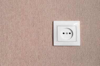 beyaz elektrik prizine