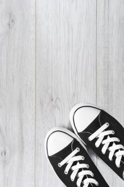 Lastikbotlar ahşap zemin üzerinde