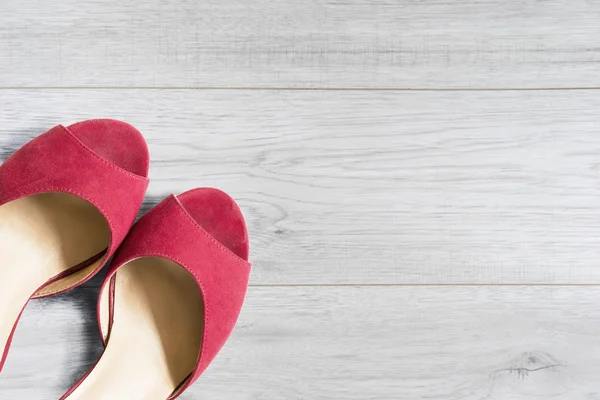 Обувь на деревянном полу — стоковое фото