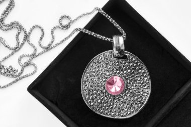 Bir kutu içinde madalyon