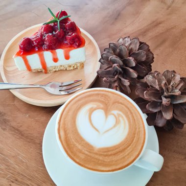 Lezzetli bir kahvaltıyla sıcak kahve..