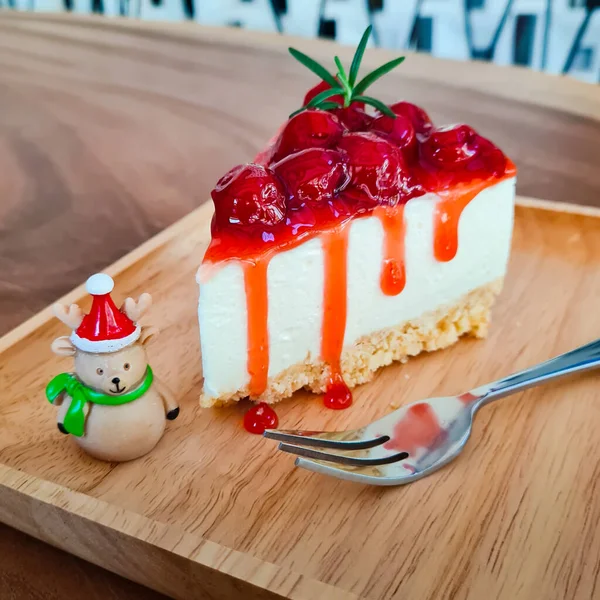 Kirazlı peynirli kek, kışın şenlikli bir Noel, lezzetli tatlılar..