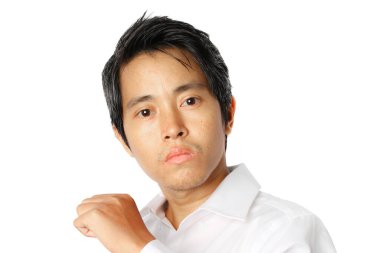 Beyaz gömlekli genç Asyalı iş adamının portresi beyaz arka planda izole edilmiş..