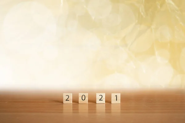 Новий Рік 2021 Дерев Яним Кубиком Золотому Фоні — стокове фото