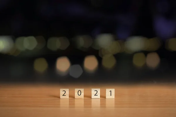 Nieuwjaar 2021 Met Houten Kubus Tafel Met Bokeh Wazige Achtergrond — Stockfoto