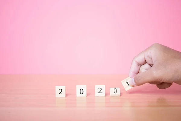 Νέο Έτος 2021 Κύβο Ξύλου Ροζ Φόντο — Φωτογραφία Αρχείου