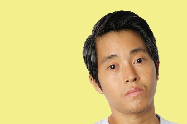 Detailní Záběr Tvář Mladého Asiata Žlutém Pozadí Ořezávání Cest — Stock fotografie