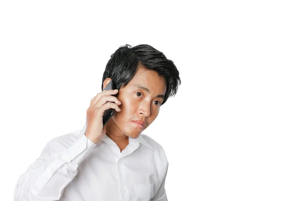 Porträtt Ung Asiatisk Affärsman Prata Mobiltelefon Isolerad Vit Bakgrund — Stockfoto