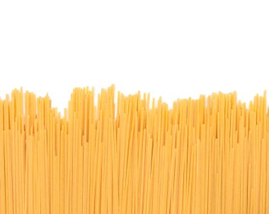 Beyaz arka planda izole edilmiş spagetti.