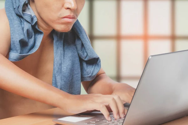 Unge Man Bläddrar Sin Dator Laptop Hemma Arbete Hemifrån Koncept — Stockfoto