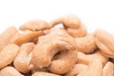 Beyaz arka planda yakın plan kaju fıstığı..