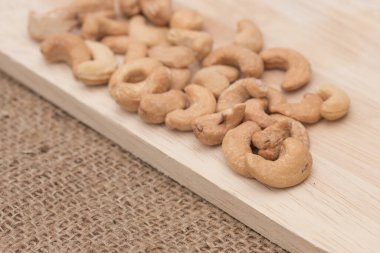 Çuvala yerleştirilmiş kaju fıstığı..