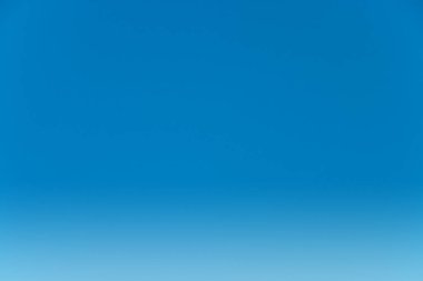 Arkaplan için açık mavi gökyüzü.