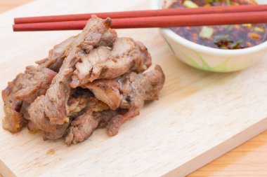 Kesme tahtasında soslu et ızgarası.