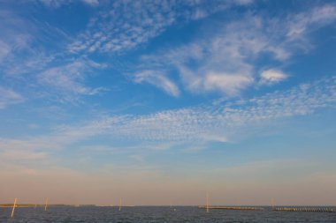 Akşam vakti denizle kaplı gökyüzü.