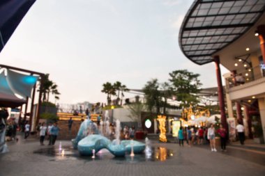 Şehirden alışveriş yapan insanların soyut ve bulanık arkaplanı. 