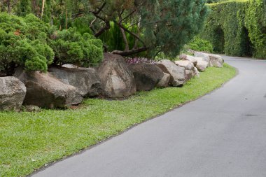 Taş ve bitki parktaki geçidin yanında süslenir..