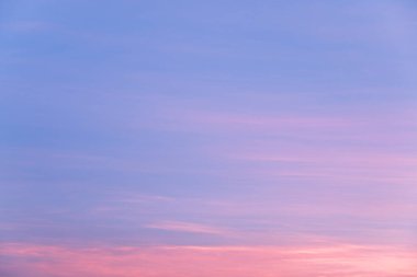 Güzel gökyüzü, dramatik gün batımı ve gün doğumu.