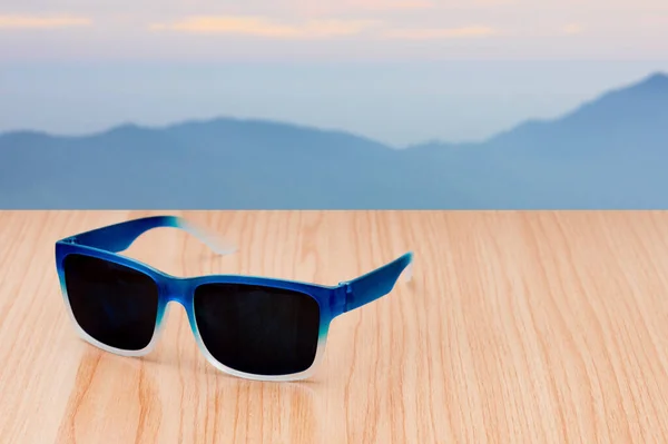 Gafas Sol Sobre Mesa Con Fondo Natural — Foto de Stock