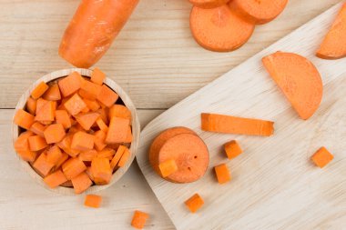 Ahşap arka planda havuç dilimi