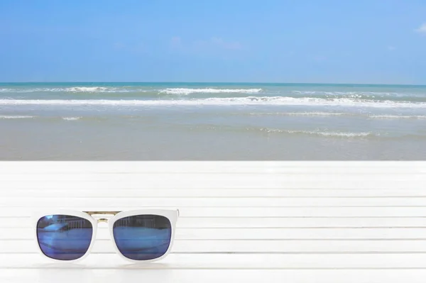 Sonnenbrille Auf Holztisch Mit Tropischem Meer Und Strand — Stockfoto