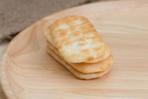 Biscoito Arroz Japonês Placa Madeira — Fotografia de Stock