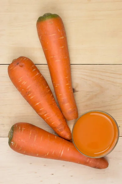 Morotsjuice Ett Glas Och Färska Morötter Trä Bakgrund — Stockfoto