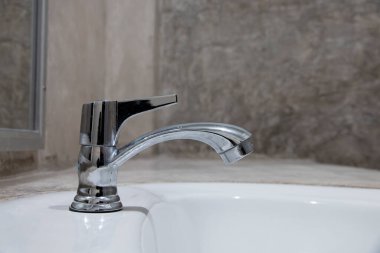 Su musluğu, banyoda musluk..